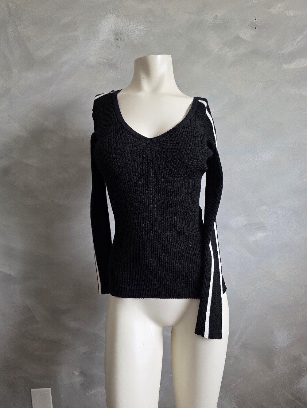 Milly Black White Racer Stripe Sleeve Knit Long Sleeve Sweater Sz M V Neck